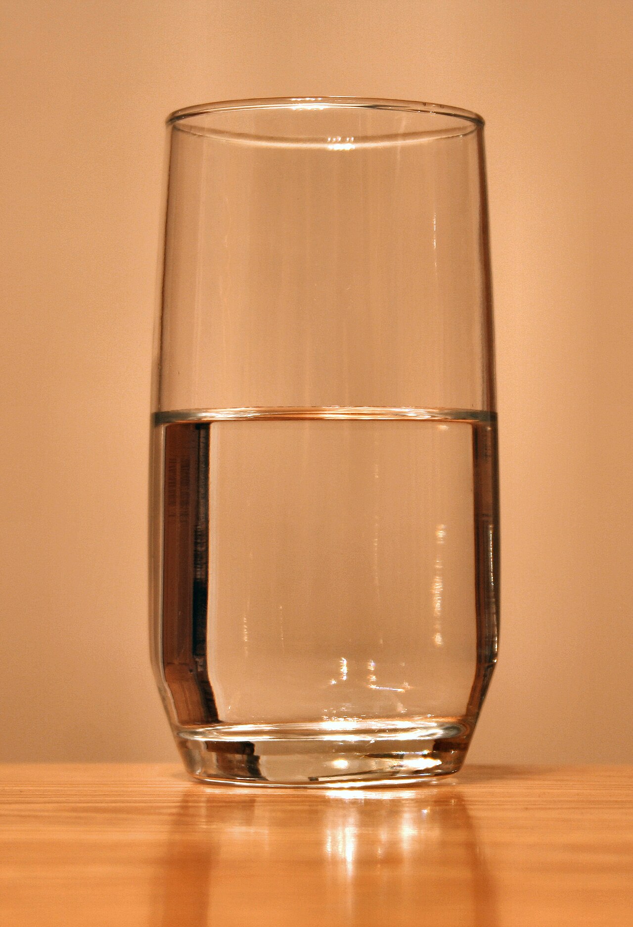 Vaso transparente con agua