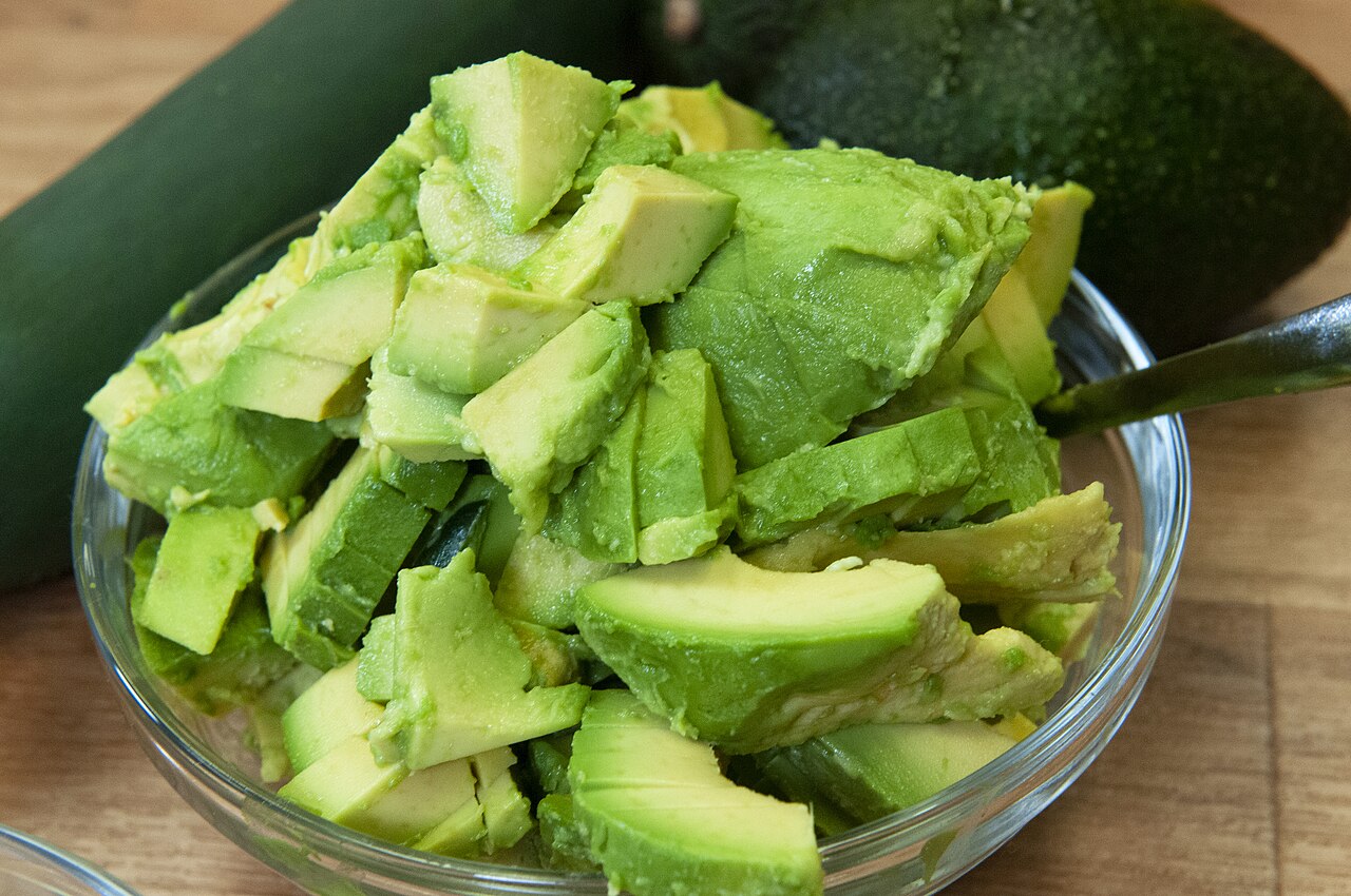 Aguacate fresco cortado en trozos