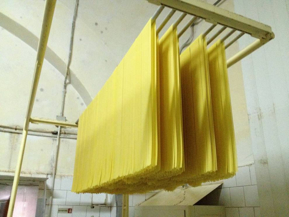 Pasta tipo espagueti secándose